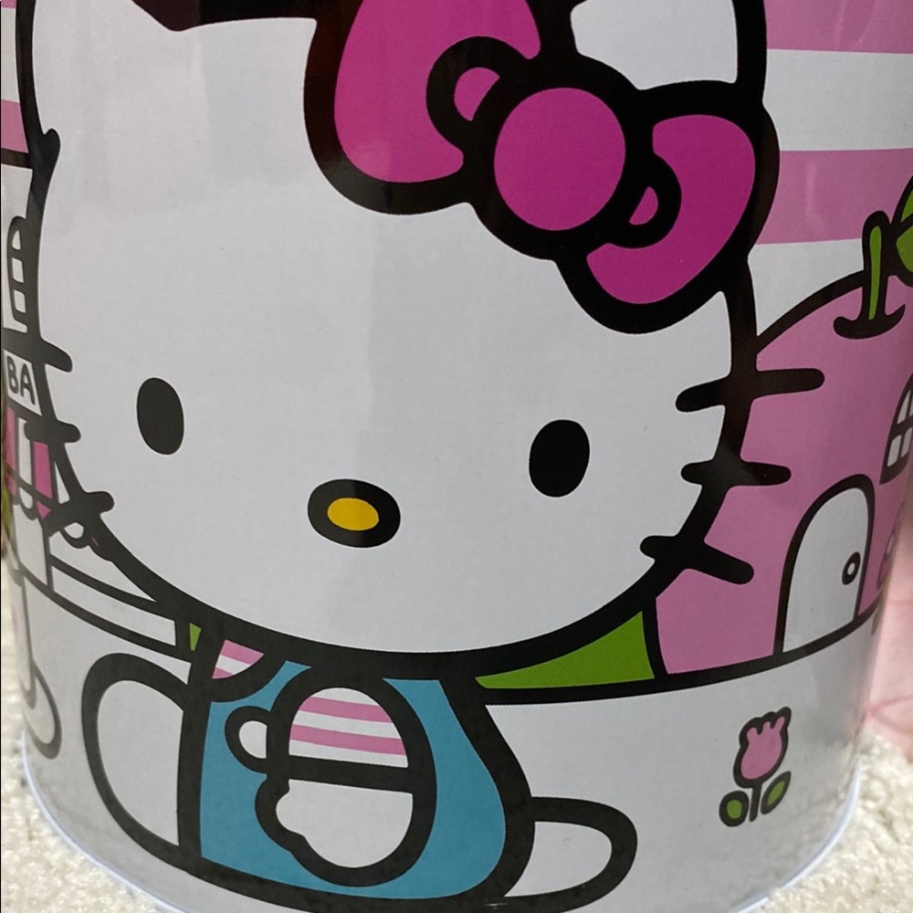 Lover of HK and all things pink!